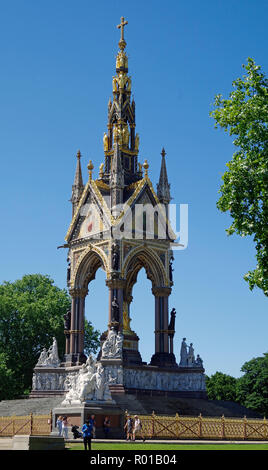 L'Albert Memorial, a Kensington Gardens, Londra, costruito 1863-72 in memoria del Principe Alberto di Sassonia Coburgo - Gotha, consorte di Queen Victoria Foto Stock