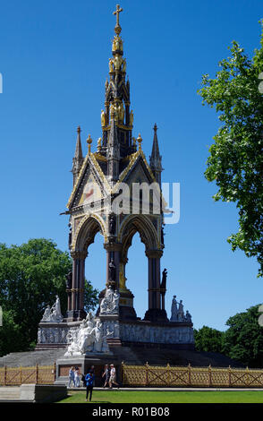 L'Albert Memorial, a Kensington Gardens, Londra, costruito 1863-72 in memoria del Principe Alberto di Sassonia Coburgo - Gotha, consorte di Queen Victoria Foto Stock