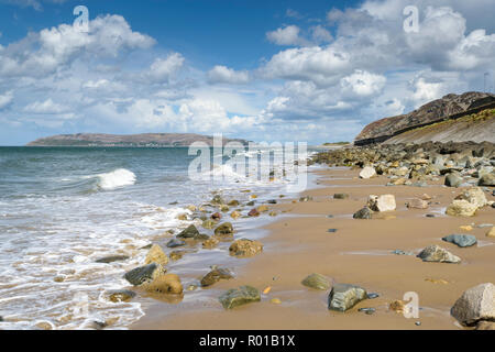 Vista dalla spiaggia Penmaenmawr guardando verso Great Orme la testa Llandudno sulla costa settentrionale del Galles REGNO UNITO Foto Stock