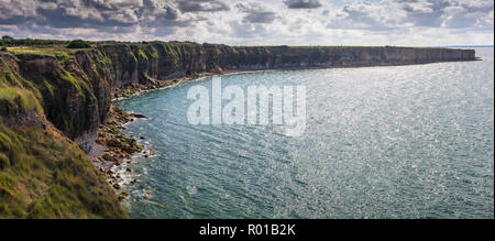 Vista panoramica di Pointe du Hoc Cliff. Pointe du Hoc s un promontorio con 100 ft (30 m) scogliera che si affaccia sul canale in inglese sulla costa di Normand Foto Stock