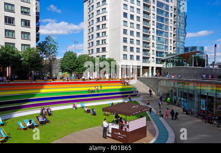 Paddington Basin, Londra, una volta una maggiore trans-spedizione facility del Grand Union Canal, ora ufficio & edifici di appartamenti e strutture per il tempo libero Foto Stock
