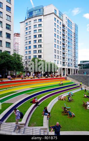 Paddington Basin, Londra, una volta una maggiore trans-spedizione facility del Grand Union Canal, ora ufficio & edifici di appartamenti e strutture per il tempo libero Foto Stock