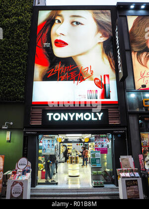 Ottobre 2018 - Seoul, Corea del Sud: la vetrina del sud coreano di marca di cosmetici Tonymoly in a Myeongdong quartiere dello shopping Foto Stock