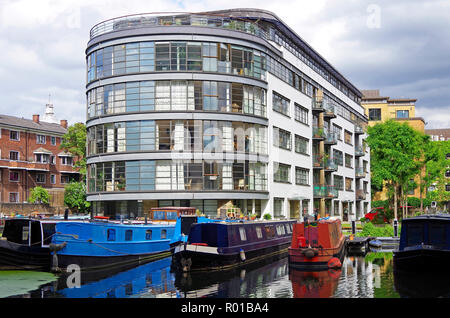 Varie barche del canale nel bacino Battlebridge, off sul Regent's Canal, in un area di rivitalizzati industriale e canal utilizzare, in Kings Cross area Foto Stock