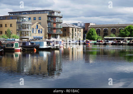 Varie barche del canale nel bacino Battlebridge, off sul Regent's Canal, in un area di rivitalizzati industriale e canal utilizzare, in Kings Cross area Foto Stock