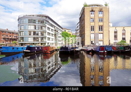 Varie barche del canale nel bacino Battlebridge, off sul Regent's Canal, in un area di rivitalizzati industriale e canal utilizzare, in Kings Cross area Foto Stock