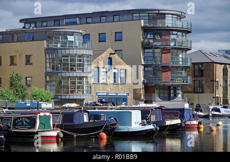 Varie barche del canale nel bacino Battlebridge, off sul Regent's Canal, in un area di rivitalizzati industriale e canal utilizzare, in Kings Cross area Foto Stock