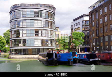 Varie barche del canale nel bacino Battlebridge, off sul Regent's Canal, in un area di rivitalizzati industriale e canal utilizzare, in Kings Cross area Foto Stock