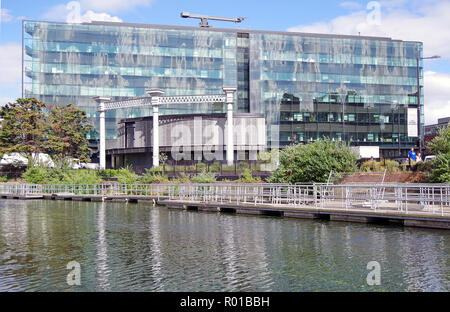 Kings Place, casa del quotidiano Guardian visto attraverso il Regent's Canal con mock-up del gasometro edificio di appartamenti Foto Stock