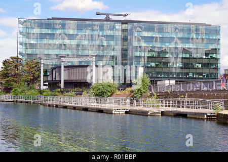 Kings Place, casa del quotidiano Guardian visto attraverso il Regent's Canal con mock-up del gasometro edificio di appartamenti Foto Stock