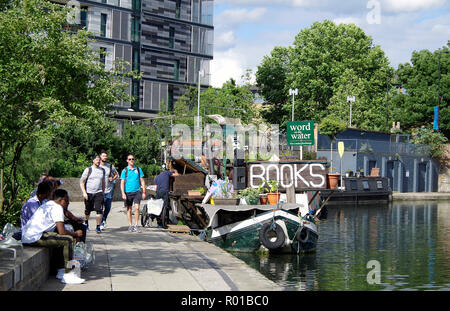 Parola sull'acqua, un edificio restaurato del 1920 chiatta Olandese, ora una seconda mano bookshop, ormeggiata accanto a piazza Granaio, Regent's Canal, Londra. Foto Stock