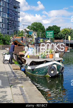 Parola sull'acqua, un edificio restaurato del 1920 chiatta Olandese, ora una seconda mano bookshop, ormeggiata accanto a piazza Granaio, Regent's Canal, Londra. Foto Stock