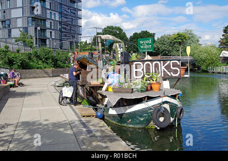 Parola sull'acqua, un edificio restaurato del 1920 chiatta Olandese, ora una seconda mano bookshop, ormeggiata accanto a piazza Granaio, Regent's Canal, Londra. Foto Stock