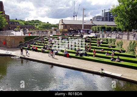 Sud-terrazze affacciate, parte del granaio square, affacciata sul Regent's Canal, ri-sviluppo del paesaggio industriale di King's Cross backlands Foto Stock