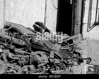 Garbage in zona industriale in primavera, Mosca Foto Stock