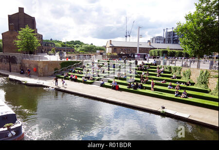 Sud-terrazze affacciate, parte del granaio square, affacciata sul Regent's Canal, ri-sviluppo del paesaggio industriale di King's Cross backlands Foto Stock