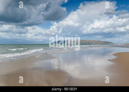 Vista dalla spiaggia Penmaenmawr guardando verso Great Orme la testa Llandudno sulla costa settentrionale del Galles REGNO UNITO Foto Stock