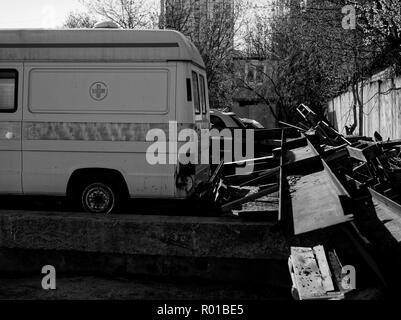 Auto abbandonate nella zona industriale in primavera, Mosca Foto Stock