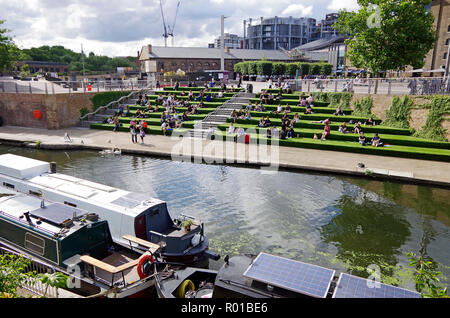 Sud-terrazze affacciate, parte del granaio square, affacciata sul Regent's Canal, ri-sviluppo del paesaggio industriale di King's Cross backlands Foto Stock