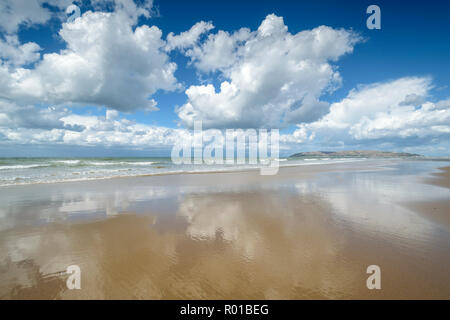 Vista dalla spiaggia Penmaenmawr guardando verso Great Orme la testa Llandudno sulla costa settentrionale del Galles REGNO UNITO Foto Stock