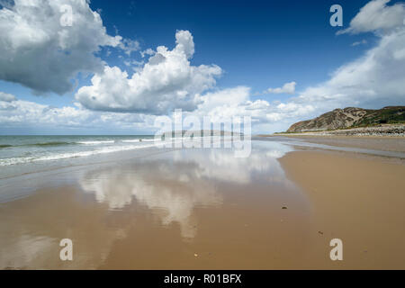 Vista dalla spiaggia Penmaenmawr guardando verso Great Orme la testa Llandudno sulla costa settentrionale del Galles REGNO UNITO Foto Stock