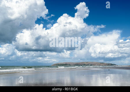 Vista dalla spiaggia Penmaenmawr guardando verso Great Orme la testa Llandudno sulla costa settentrionale del Galles REGNO UNITO Foto Stock