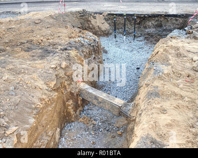 Attraversamento sotterraneo della città e ospita le utilità sotto la pavimentazione. Tubi e cavi nascosti in sotterraneo. Foto Stock