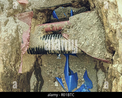 Costruzione di crossection della conduttura di acqua e linee elettriche o cavi per telecomunicazioni costruzione di collegamento alla rete ottica. Scavo e ma Foto Stock