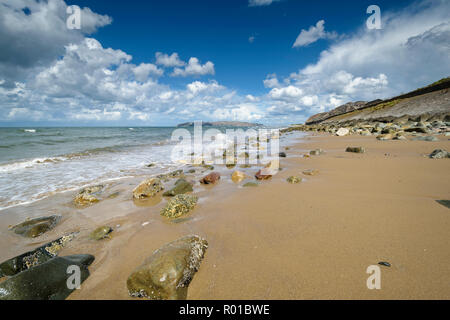 Vista dalla spiaggia Penmaenmawr guardando verso Great Orme la testa Llandudno sulla costa settentrionale del Galles REGNO UNITO Foto Stock