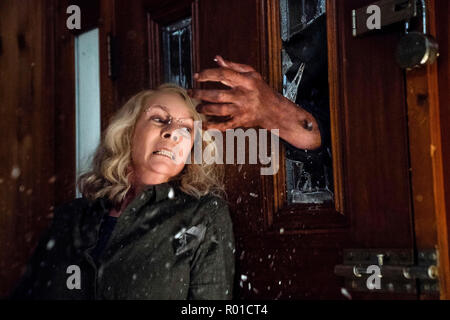 Ancora da Halloween (2018) diretto da David Gordon Green e interpretato da Jamie Lee Curtis, Judy Greer, Andi Matichak e Rhian Rees. Michael Myers tenta entrata in Laurie ha progredito di casa fortificata. Foto Stock