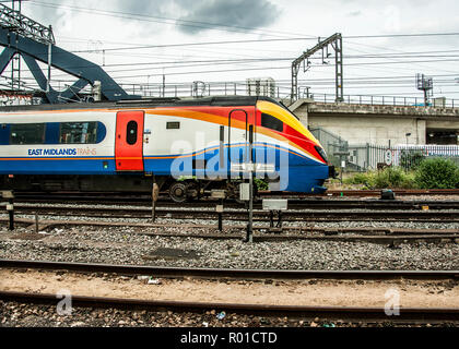 East Midlands classe 222 meridian treno sul binario ferroviario Foto Stock