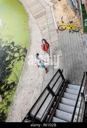 turisti che camminano lungo alghe infestate regents canale di londra Foto Stock