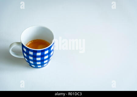 Una tazza di caffè con strisce blu isolato con uno sfondo bianco Foto Stock