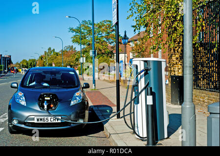 La Nissan Leaf auto elettrica essendo addebitato al punto di caricamento Bromley Road, Catford, quartiere di Lewisham, Londra, Inghilterra Foto Stock