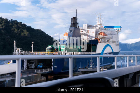 Imbarco sul traghetto su una tranquilla serata autunnale, da Picton, Nuova Zelanda a Wellington attraverso lo Stretto di Cook. Foto Stock