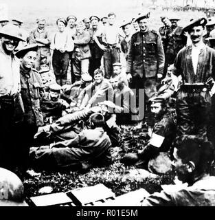 Britannici e truppe tedesche insieme dopo la battaglia, Menin Road, Ypres durante la Prima Guerra Mondiale Foto Stock