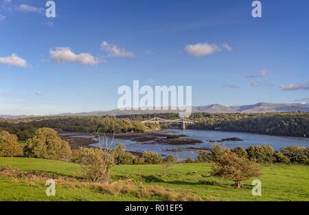 Visualizzazione classica del Menai Straits con la sospensione di Menai Bridge. Le montagne di Snowdonia sono chiaramente in vista in lontananza. Foto Stock