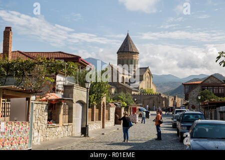 MTSKHETA, Georgia - 23 settembre 2018: turisti sulla strada della città vecchia di Mtskheta vicino a Cattedrale di Svetitskhoveli Foto Stock