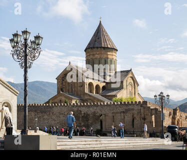 MTSKHETA, Georgia - 23 settembre 2018: persone nei pressi di Svetitskhoveli Cattedrale Ortodossa, Mtskheta, Georgia Foto Stock