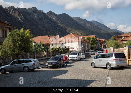 MTSKHETA, Georgia - 23 settembre 2018: edifici residenziali con tetti di tegole e strade lastricate con macchine parcheggiate Foto Stock