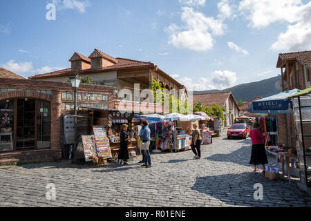 MTSKHETA, Georgia - 23 settembre 2018: Turisti acquistare souvenir sulla strada della città vecchia di Mtskheta vicino a Cattedrale di Svetitskhoveli Foto Stock