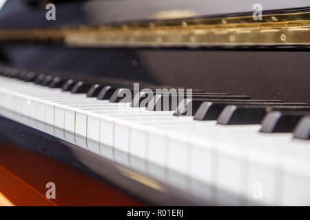 Nuovo pianoforte moderno tastiera interna con la luce diurna closeup Foto Stock