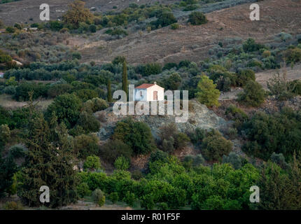 Piccola chiesa bianca nei pressi del villaggio abbandonato di Prastio nella valle Diarizos regione di Paphos, Cipro Foto Stock