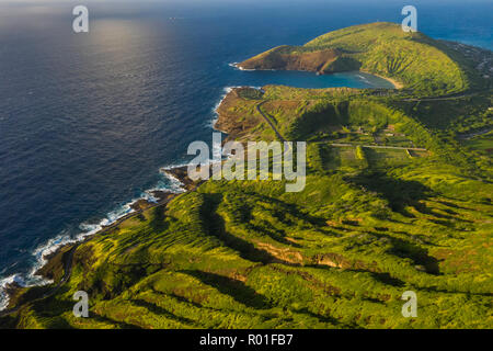 Una vista di Koko Head e Hanauma Bay. Foto Stock