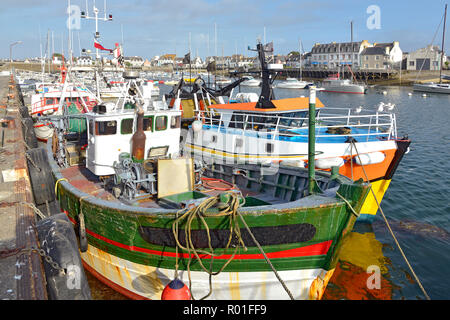 Barche da pesca a Guilvinec o Le Guilvinec, un comune nel dipartimento di Finistère Bretagna nel nord-ovest della Francia Foto Stock