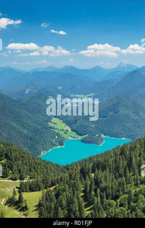 Vista da Herzogstand oltre il Lago Walchensee alle montagne Karwendel, Alta Baviera, Baviera, Germania Foto Stock