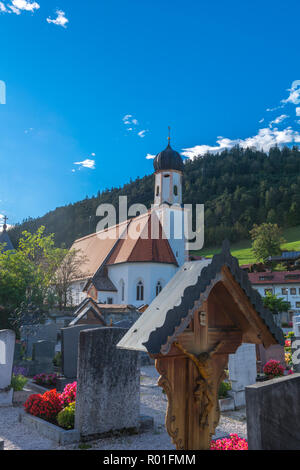 Cimitero della piccola città bavarese di Wallgau, alta Baviera, Baviera, Germania, Europa Foto Stock