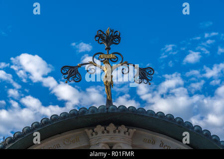 Crocifissione ornamentale su una tomba nel cimitero della piccola città bavarese Wallgau, alta Baviera, Baviera, Germania, Europa Foto Stock