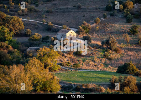 Piccola chiesa vicino al villaggio abbandonato di Prastio nella valle Diarizos regione di Paphos, Cipro Foto Stock