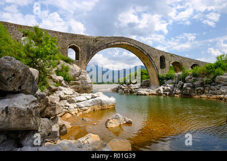 Ottoman ponte di Arco, Ura e Mesit, Ponte di MES, Fiume Kir, vicino a Shkodra, Shkodër, Qark Shkodra, Albania Foto Stock